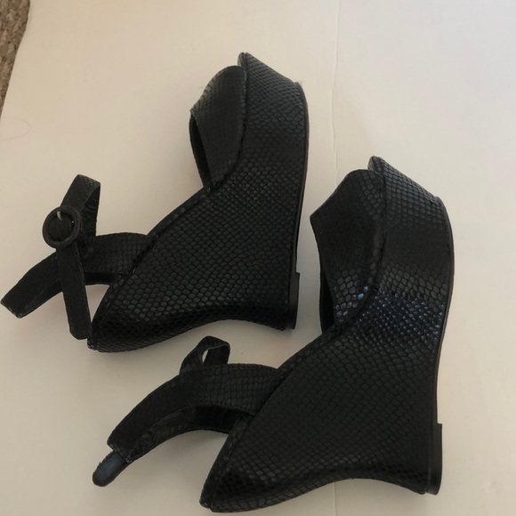⭐️LIKE NEW ⭐️Alice and Olivia Wedge⭐️ - Picture 11 of 14